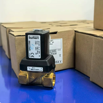 0-10 Bar Pressure Resistant Burkert 00221618 Type 6213 Solenoid Valve, NBR Sealing 13 Orifice G3/4 Thread, Brass Housing DC24V 8W For -10~80°C Pipelines