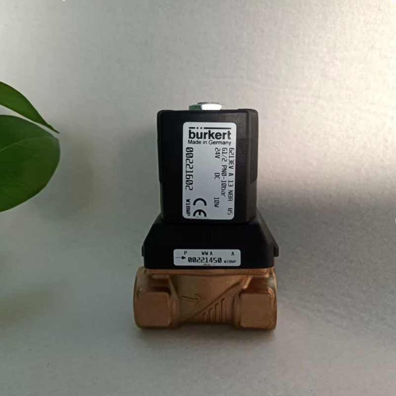 0-10 Bar Pressure Resistant Burkert 00221618 Type 6213 Solenoid Valve, NBR Sealing 13 Orifice G3/4 Thread, Brass Housing DC24V 8W For -10~80°C Pipelines